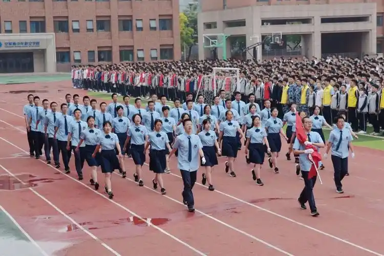 决胜高考 冲上巅峰 | 石家庄二中举行主题升旗仪式,为2024届学子加油