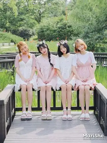 一起和姐妹出去玩的时候记得也拍上属于你们4个人的姐妹照哟~可以的话