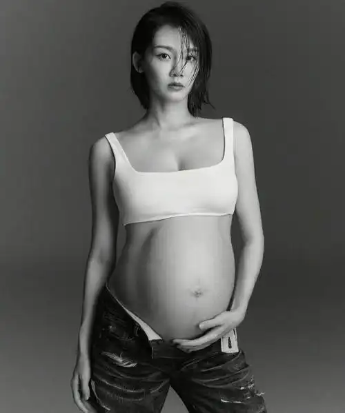 更加引发人关注的就是郑恺还晒出了他和苗苗的合体照片,从照片中就能