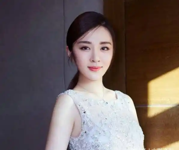 不过说起拍吻戏的女星,不得不提起的就是王晓晨了,科班出身的她在演艺