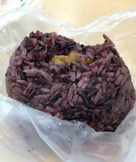 p>健康美味的营养彩色饭团是一道菜品,主料是白糯米,血糯米和黑米