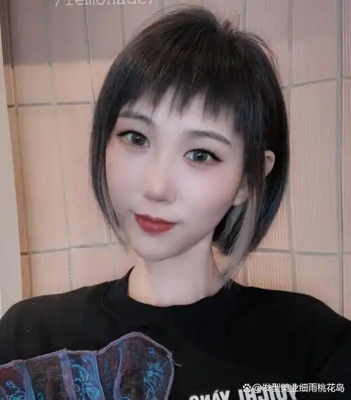 搭配精致超短碎发非常别致,染一个个性十足的发色很有