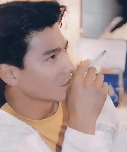 1993年,"肥猫"郑则仕破产,背负2000万债务,刘德华邀请他来合拍电影,做