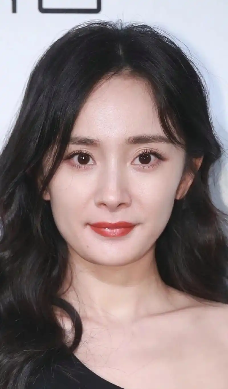 杨幂的脸"垮"了?我要长成这样,出街都"横着走"!