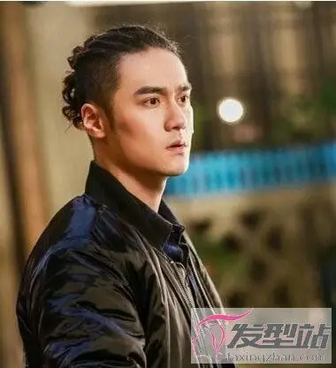 男士背头扎辫子发型图 两边剃掉背头脏辫扎发帅翻天