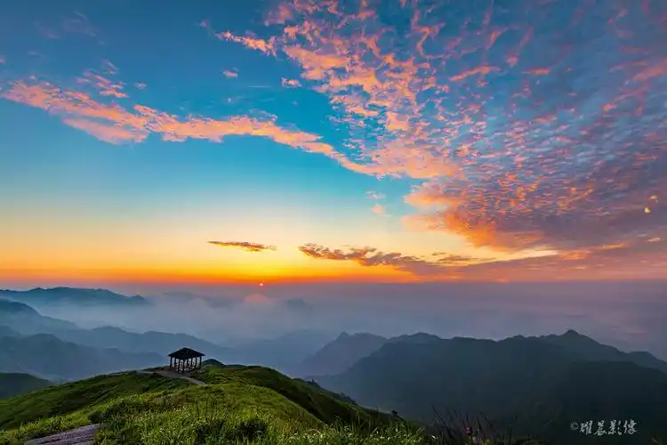 武功山金顶日出瞬间