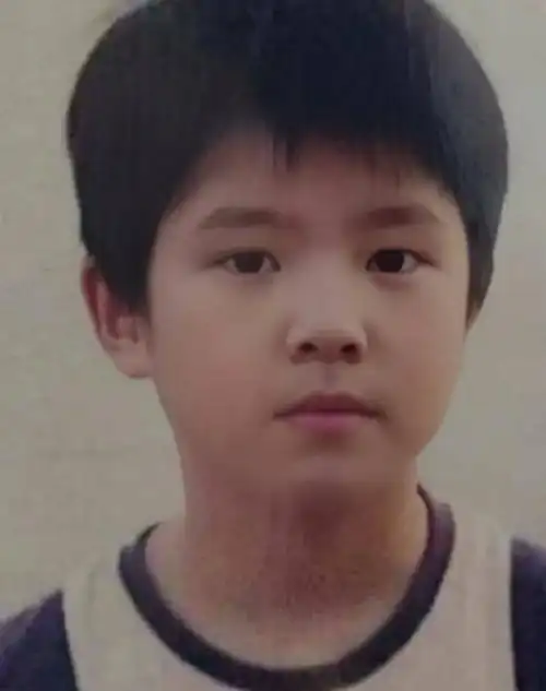 刘昊然童年旧照#刘昊然的童年照被修复,这小时候肉嘟嘟的也太可爱了吧