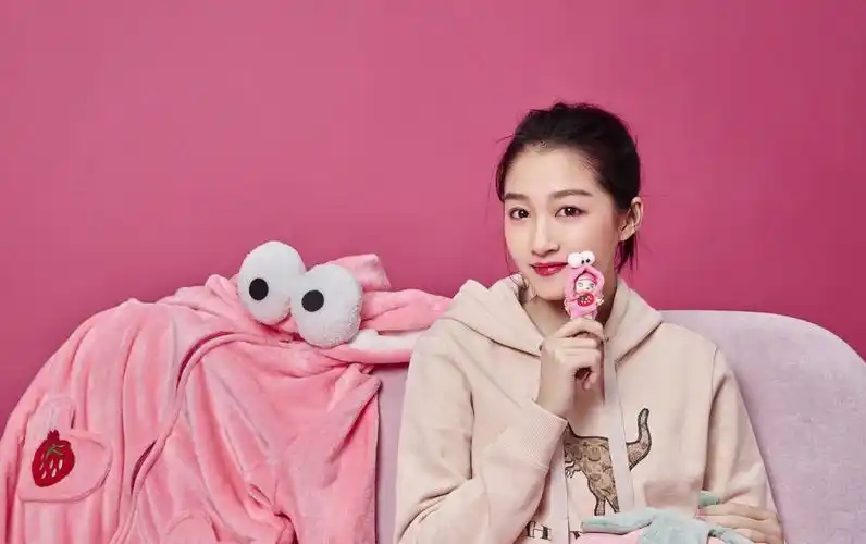 越简单越好看,关晓彤穿粉色基础款卫衣扎马尾,依旧很显气质!