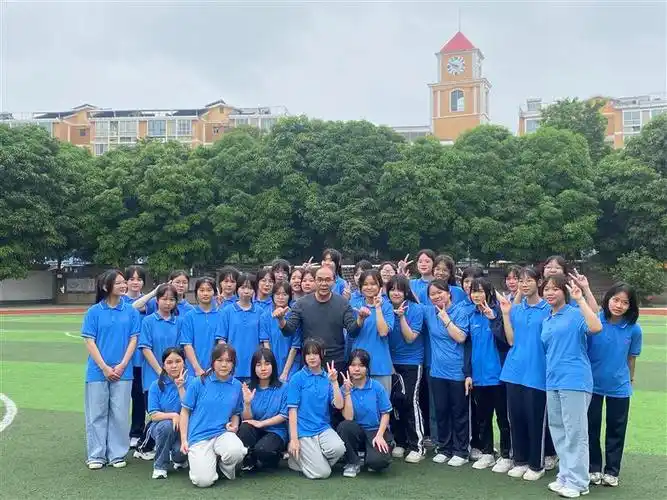 平果市民族中学毕业生拍摄毕业照