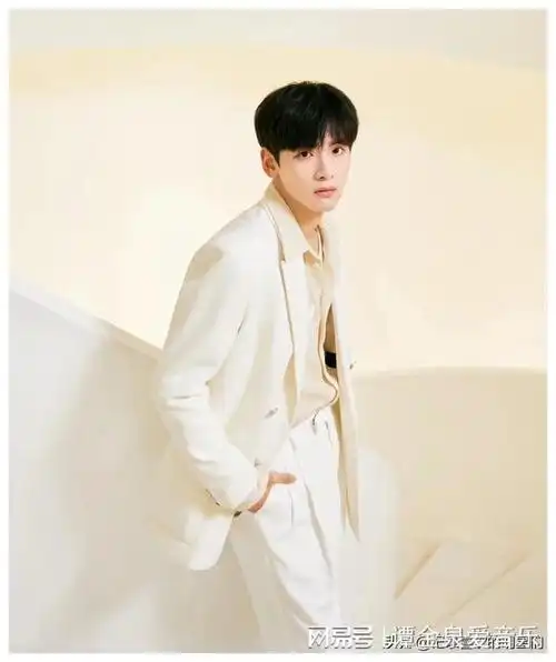 别看翟潇闻很瘦,人家可不瘦,有腹肌有肌肉哦,平时喜欢运动健身,身材