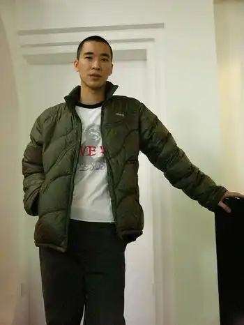 黄立行北京做宣传 腼腆男孩"以老卖老"(图)