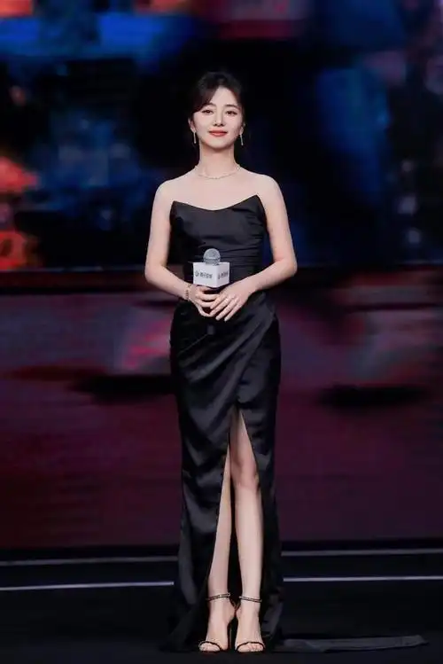 谭松韵的腿"又长又直",穿搭简约时髦,真显贵气