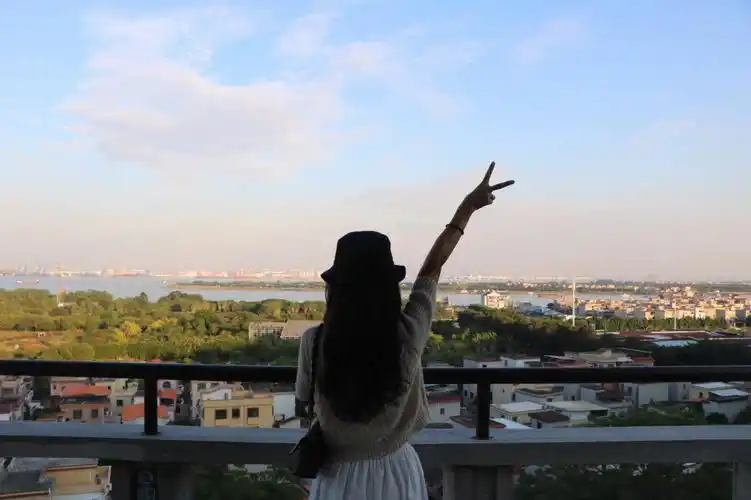 风景打卡万能剪刀手背影照脸大也不怕