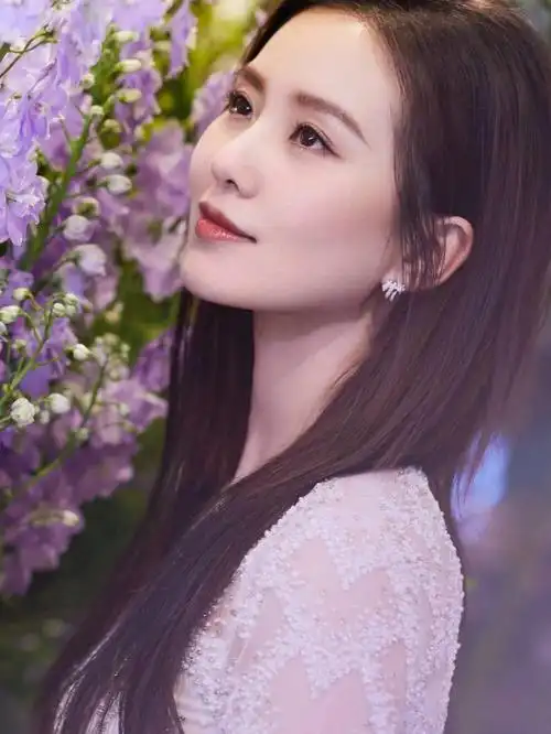 6岁刘诗诗现身上海!单扎马尾充满青春活力,肤白貌美似18岁少女"