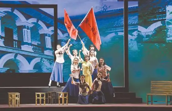 剧中,14岁的杨开慧青涩而充满朝气,进步爱国.