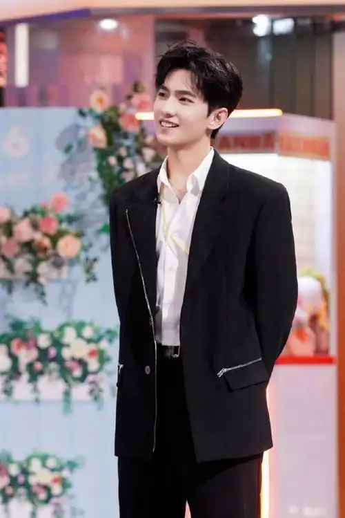 杨洋紫色v领西装##杨洋的满分写真