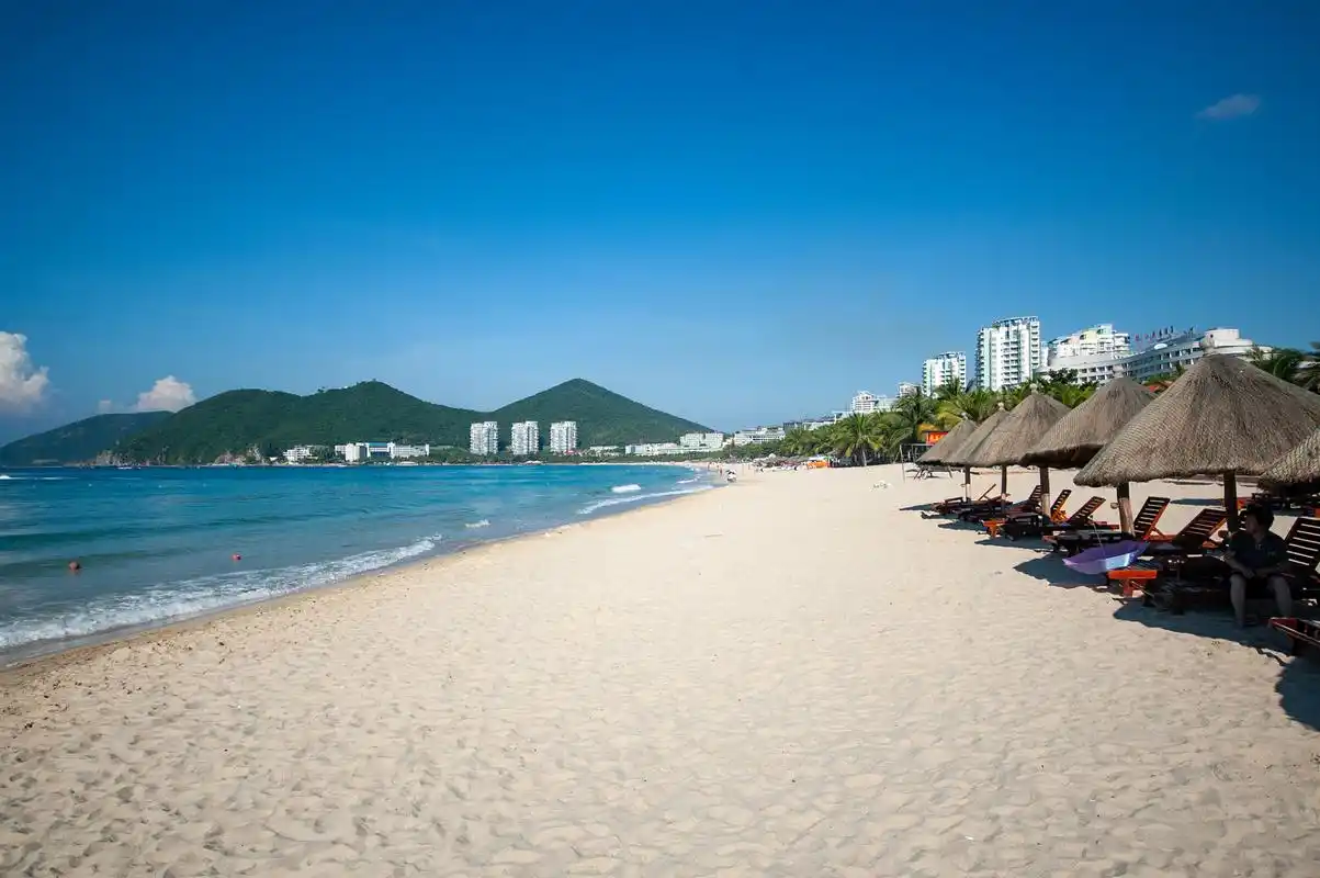 三亚小东海是一个位于中国海南省三亚市的旅游景区,因其碧海蓝天,风景