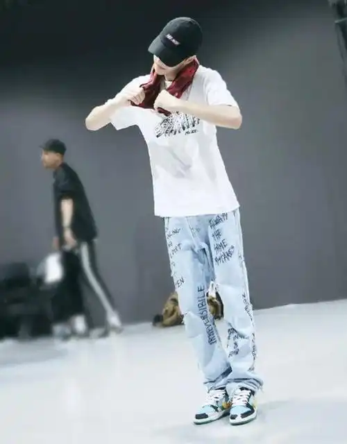 王一博不愧是板仔aj球鞋那么多却对dunk情有独钟