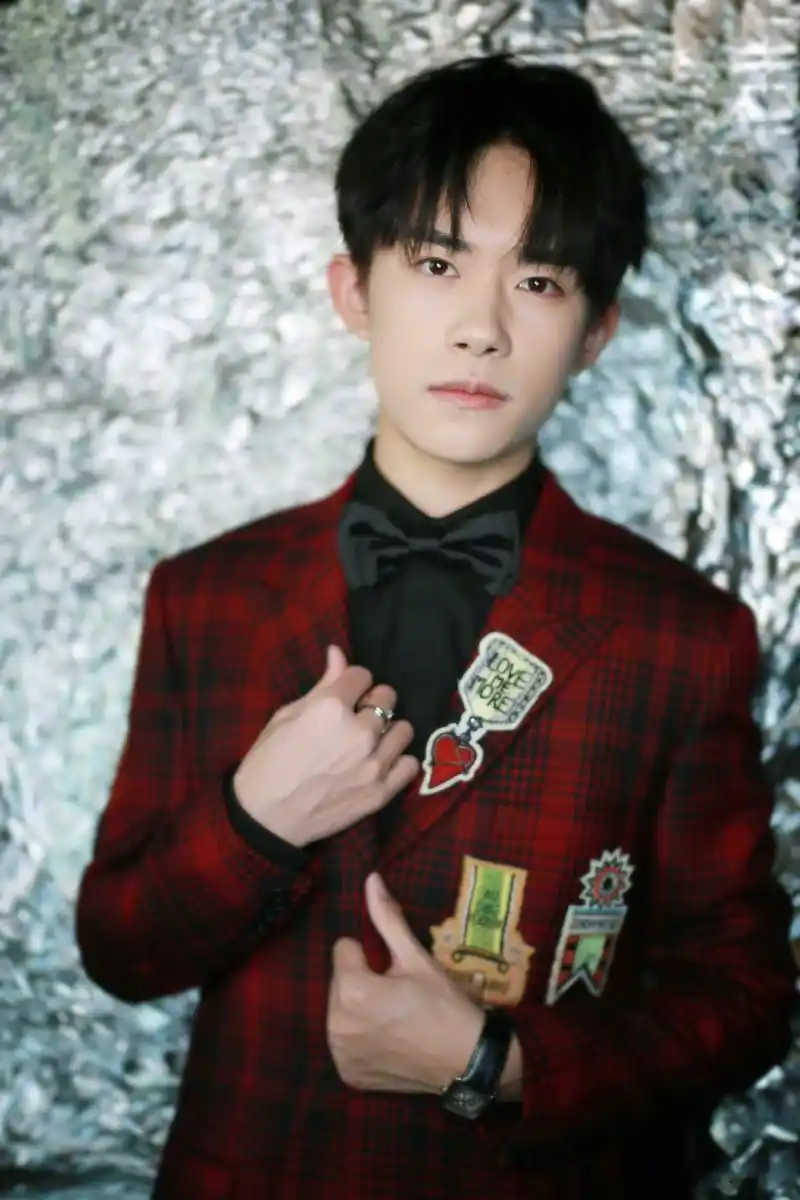 易烊千玺身穿红色格子西装亮相红毯,外套上的各式"徽章"装饰时尚又