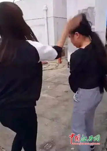 脚踹拽头发99秒内扇30多记耳光竟下如此狠手图