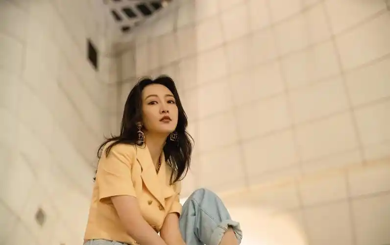 王鸥港风夜景写真曝光 撩发回眸露性感蛮腰状态佳