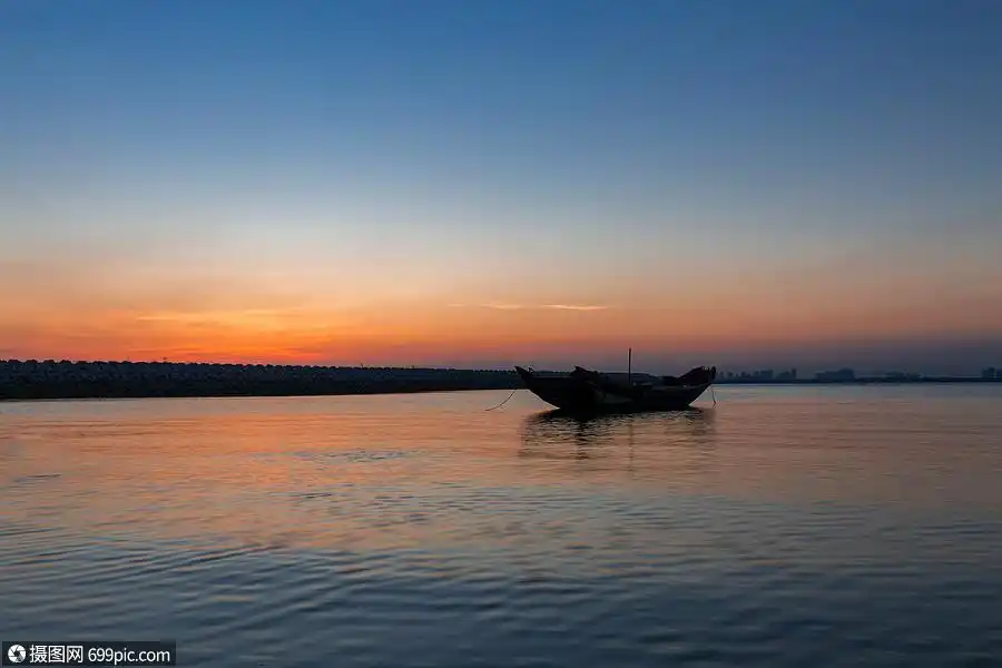 厦门海边日出小船