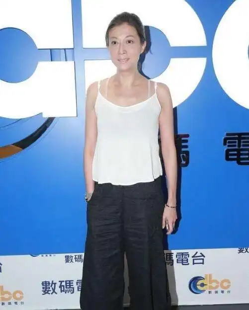 港姐出身曾貌美如花,却因恋上成龙导致如今憔悴不已