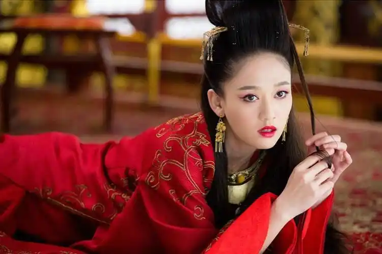 王晶翻拍《笑傲江湖》,张雨绮演东方不败,"令狐冲"颜值太吸睛