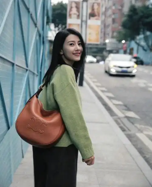 高圆圆引发热议:人美穿什么都好看,简直就是行走的时尚大片!|街拍|妆