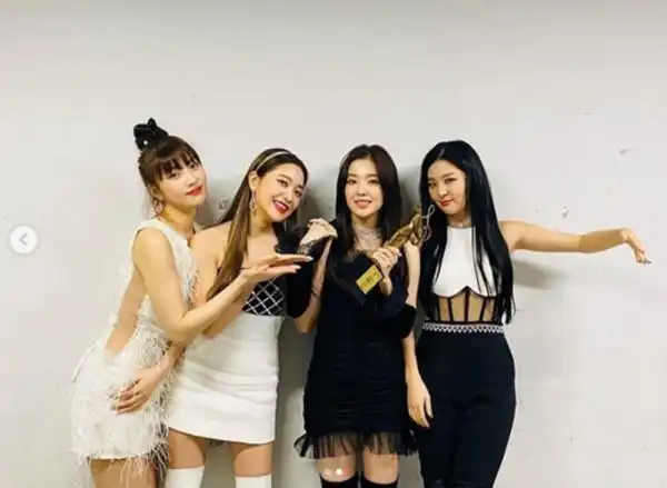 团魂感人redvelvet获奖合照为wendy保留位置