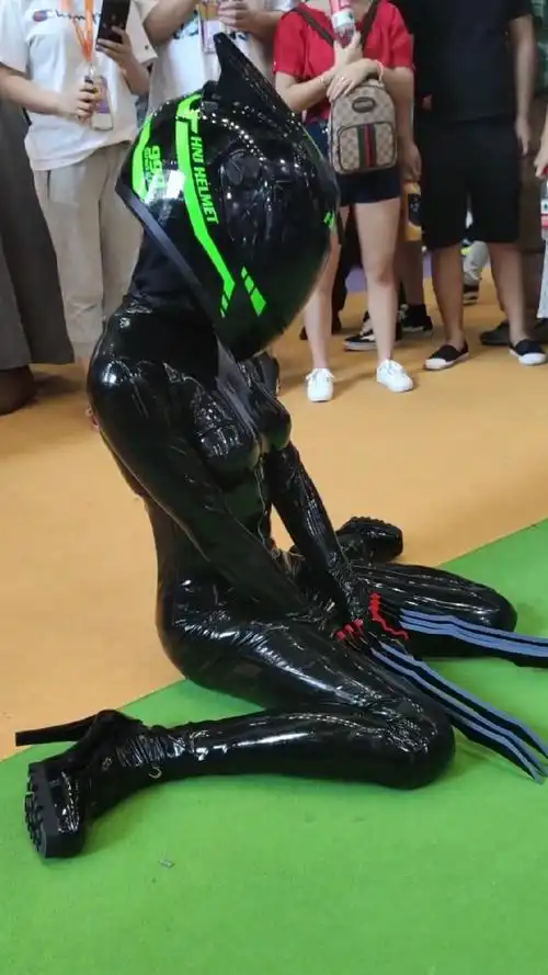 继续黑皮紧身衣小姐姐