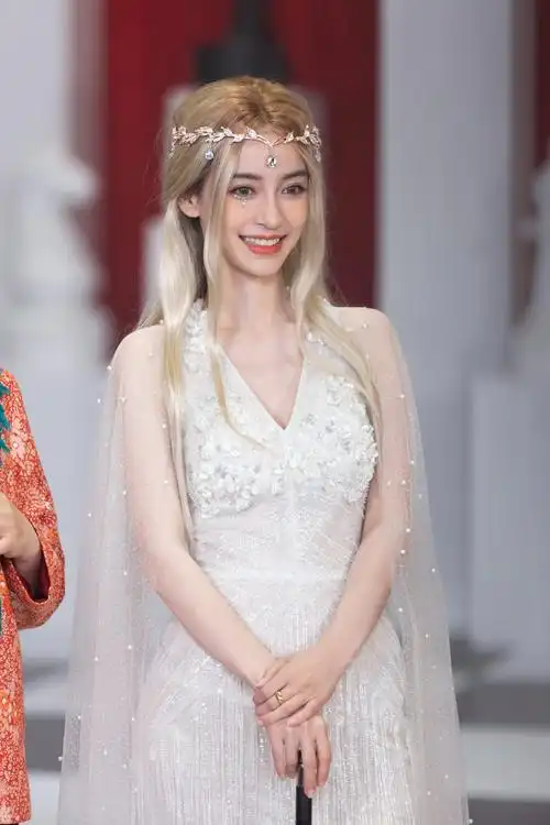 angelababy精灵女王造型金发权杖纱裙披风妆容好精致