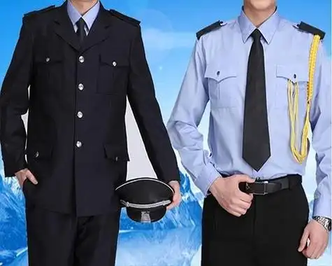 二,常服着夏执勤服时,佩戴扣式软质肩章和软质警号,胸徽;男性公安民警