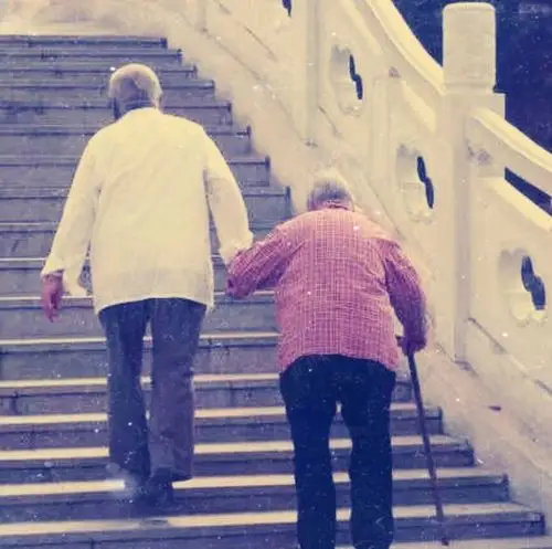 爷爷奶奶的爱情:一牵手就是一辈子