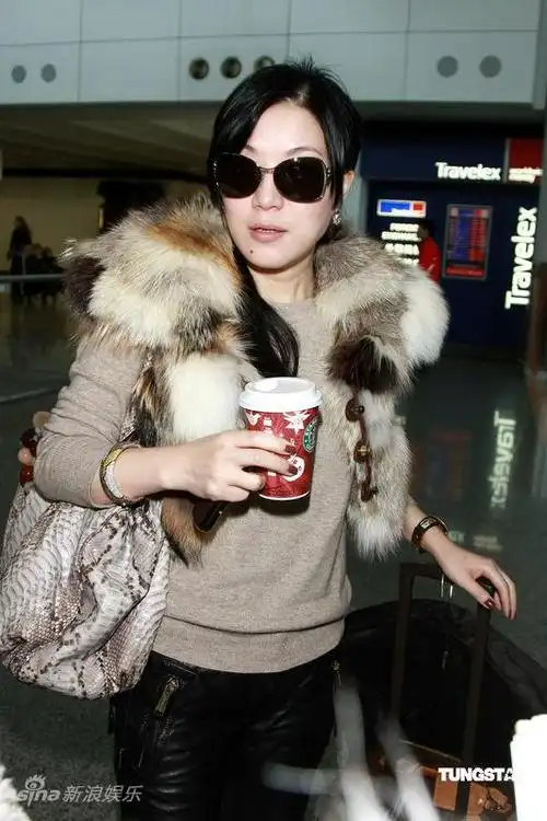 图文张家辉机场开香槟吕良伟太太杨小娟