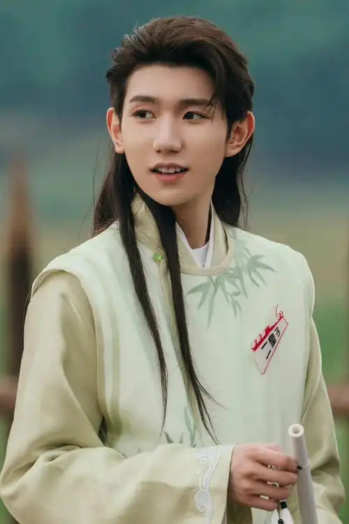 王源奇异剧本鲨#王源《奇异剧本鲨》预告图～一身浅青色古装造型