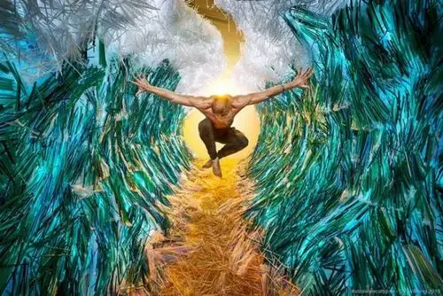 到处捡破烂的设计师竟然用18000个塑料杯做出了这样的星空