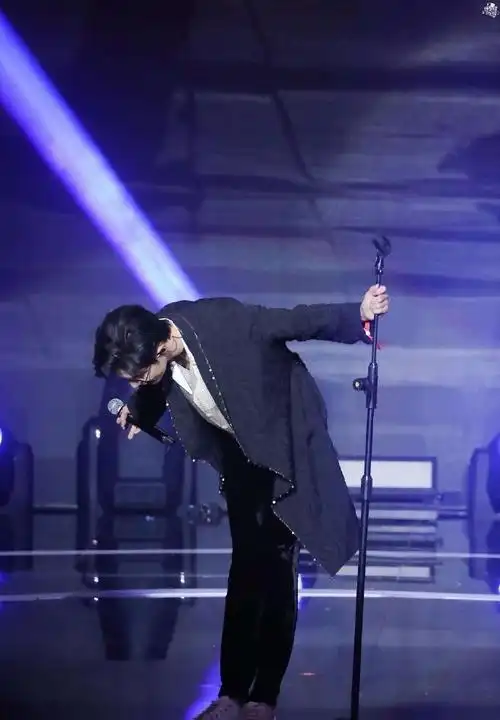 肖战   拉夫劳伦香氛##肖战长发背头##肖战转身鞠躬