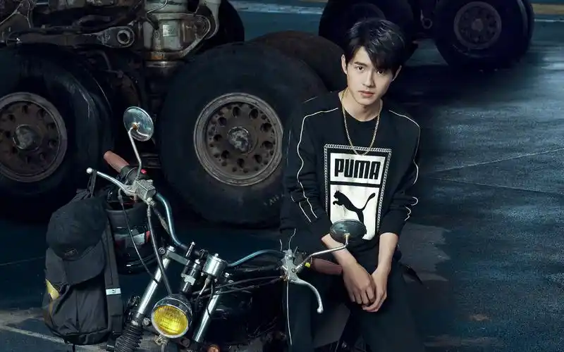 刘昊然炫酷机车街拍高清壁纸