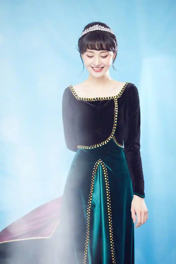 郑爽cos安娜公主笑容超甜美 穿丝绒长裙戴皇冠唯美浪漫