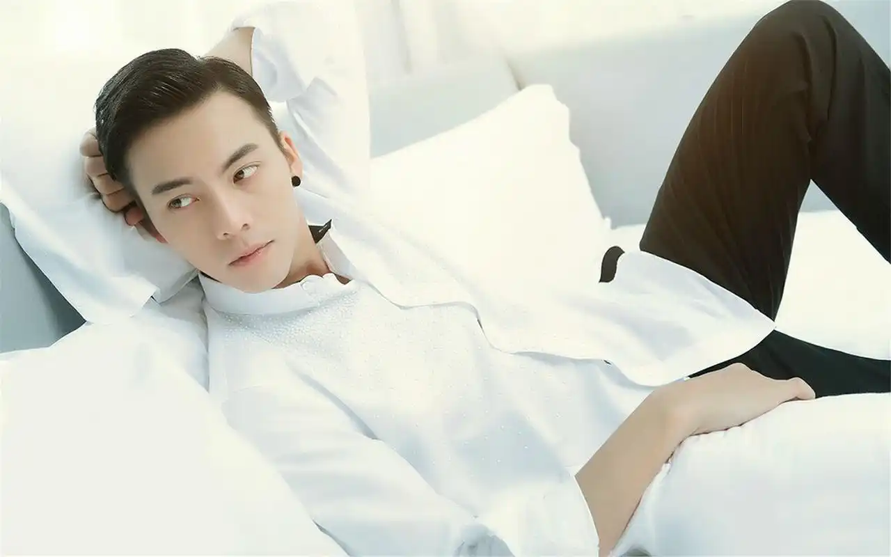 国民小鲜肉陈伟霆帅气型男简约写真桌面壁纸第一辑高清大图预览1920x