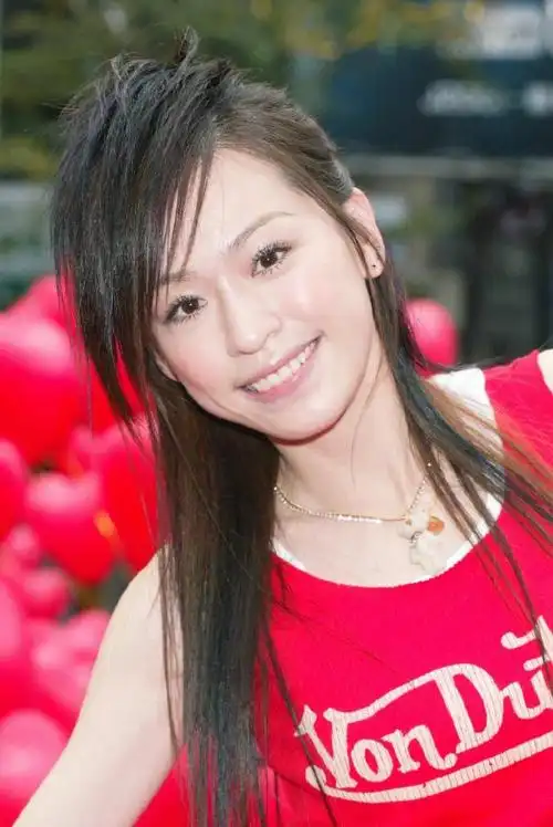 王心凌"脸"上热搜?早年照清纯动人,短裙配长筒袜妥妥甜心教主