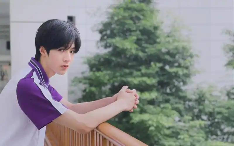 【刘耀文拍初中毕业照】人群中最闪耀的那个你~_哔哩哔哩_bilibili