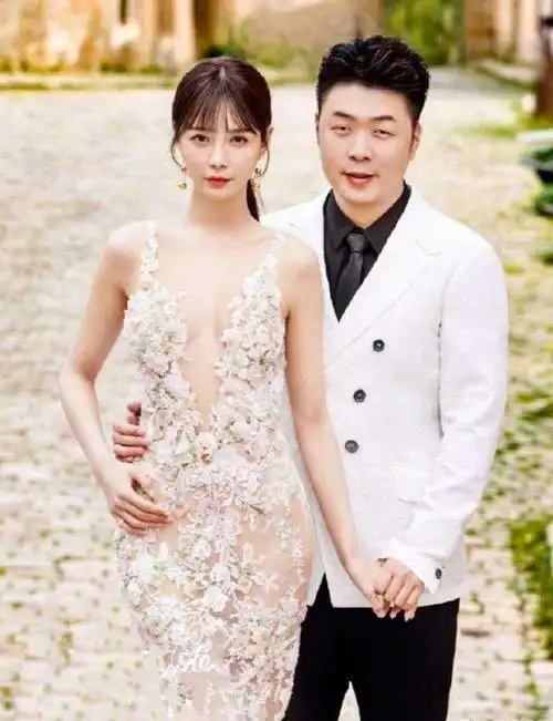 沈梦辰零点为杜海涛庆生,晒甜蜜合影十指紧扣,夸老公瘦了好帅