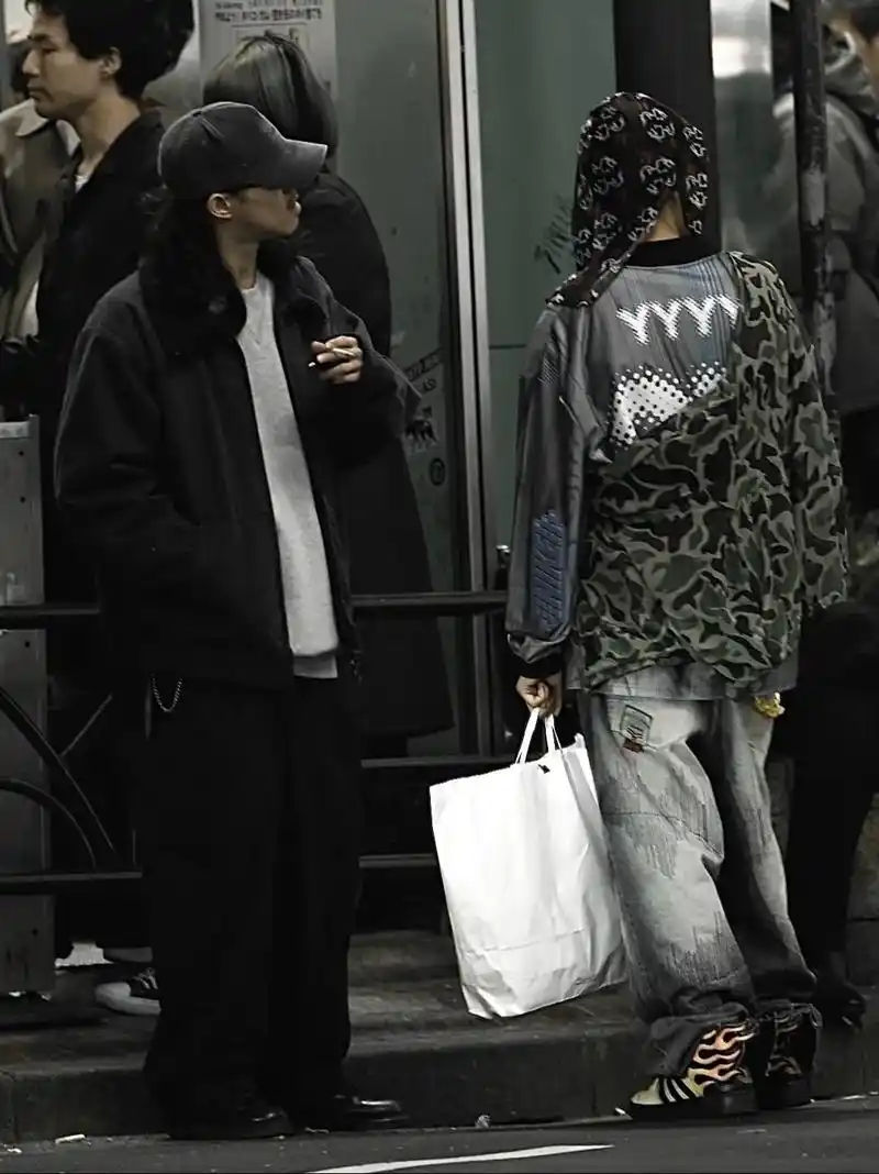 东京街头 日本人都怎么穿搭.无论是黑白灰常规的cleanfi - 抖音