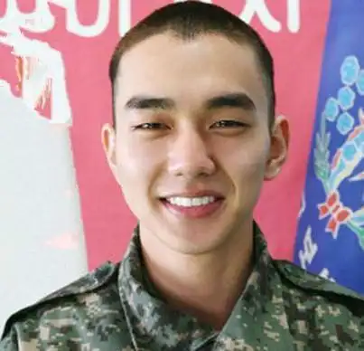 看了金秀贤的入伍照韩流欧巴的寸头才是颜值杀手啊