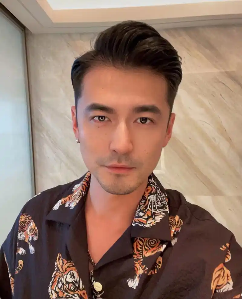 胡子拉碴的大叔男人味十足