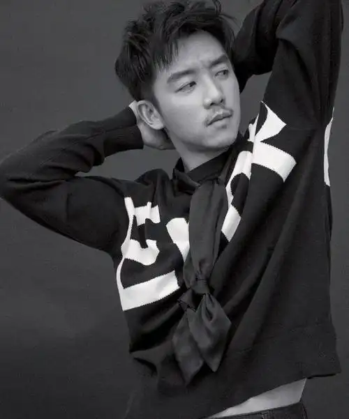 郑恺登上《时装男士》五月刊封面,蓄起胡须的他更显痞子气息