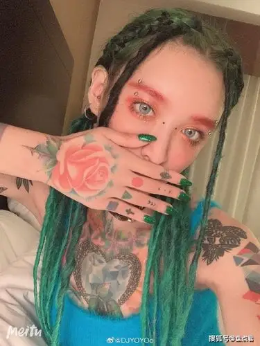 女孩全身多处纹身,霸气外露,你能接受吗?