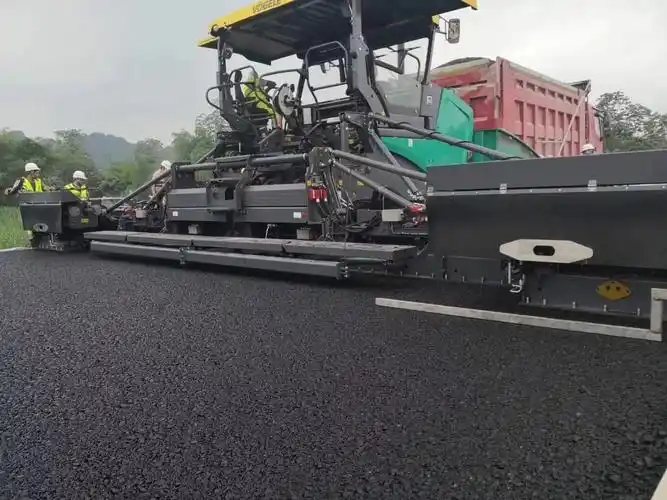 沥青路面摊铺,压实设备配置与管理